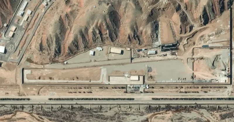 Спутниковые снимки показали три крупных кратера на ядерном объекте в Иране