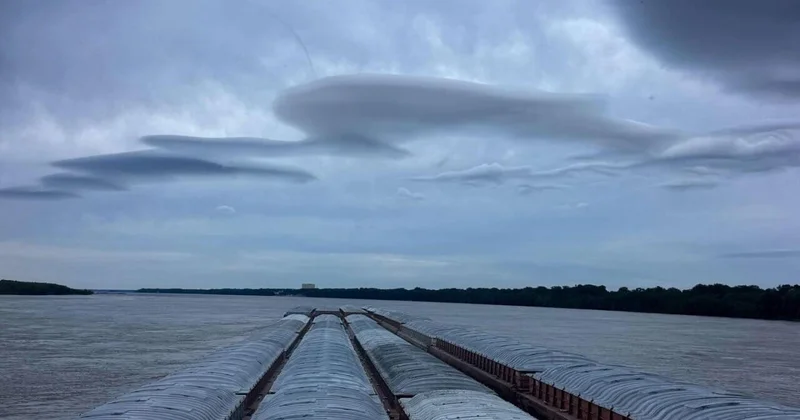 В небе над США замечены НЛО облака ФОТО