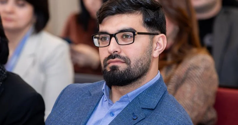 Qərarsızlığın yorğunluğu Rə­van Cavid yazır