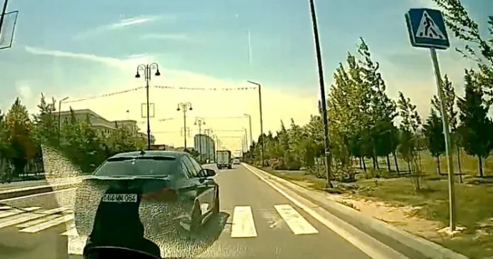 Qayda pozan sürücü təhlükə yaradıb heç nə olmamış kimi yoluna davam etdi VİDEO