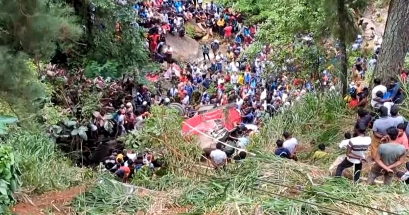 Şri Lankada sərnişin avtobusu uçuruma yuvarlanıb 21 nəfər ölüb, xəsarət alıb