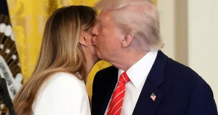 Hislərini saxlaya bilmədi: Donald Tramp Ağ evdə həyat yoldaşını elə öpdü ki... FOTOLENT