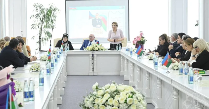 AMEA da Ümummilli Liderə həsr edilmiş “Dahinin xatirəsinə” kitabının təqdimatı olub