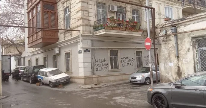 Murtuza Muxtarovun mülkünə sayqısızlıq: Maşın saxlama yazdılar Fotolar