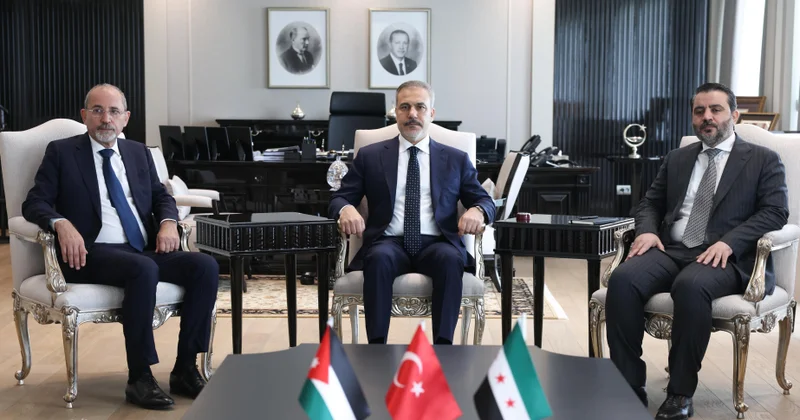 Hakan Fidan PKK nın özünü buraxmasını “tarixi” qərar adlandırıb