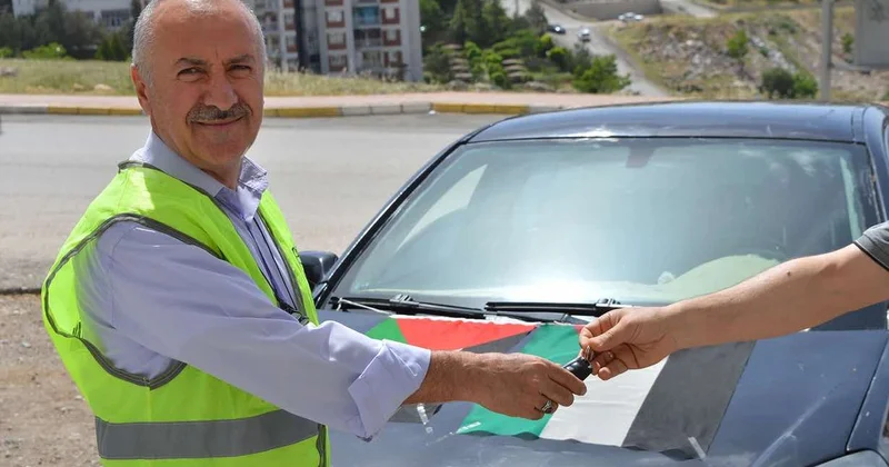 Türkiyədə bir şəxs fələstinlilərə dəstək üçün avtomobilini bağışladı