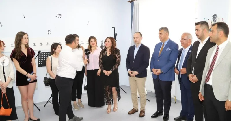 Azərbaycanın Əməkdar artisti Türkiyədəki fəlakət zonasında konsert verib