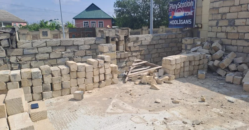 Fövqəladə Hallar Nazirliyi tərəfindən Kürdəmirdə qanunsuz tikili sökülüb