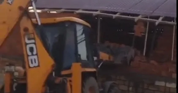 İcra hakimiyyəti vətəndaşın evini sökdürdü VİDEO