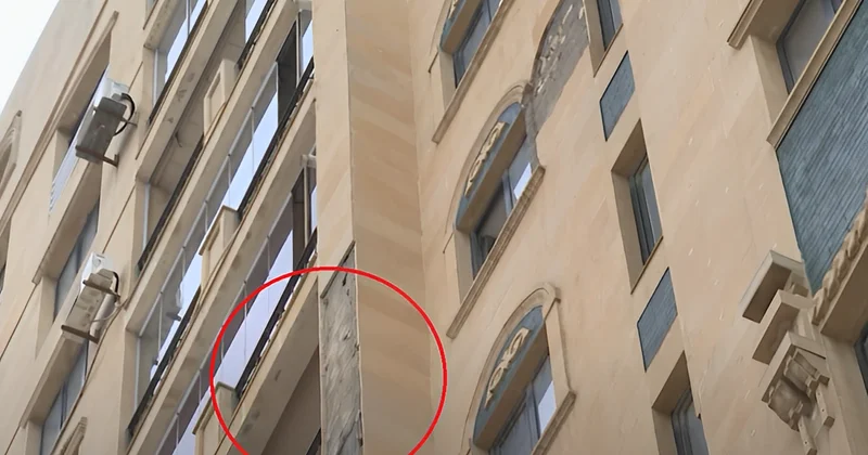 Bakıda çoxmərtəbəli binanın üzlük daşları qoparaq təhlükəli vəziyyət yaradır