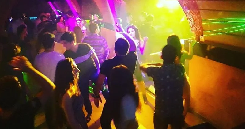 Gecə klubunda dava salan şəxsə həbs cəzası verildi