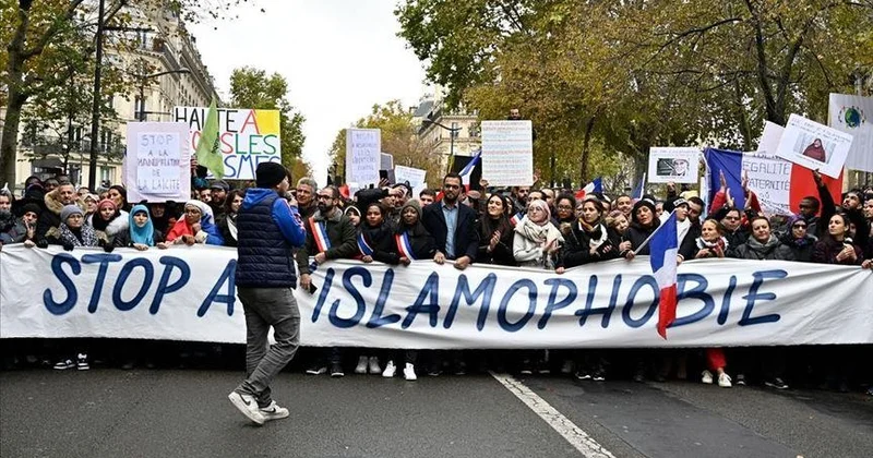 Fransa şəhərlərində islamofobiyaya qarşı nümayişlər keçirilib