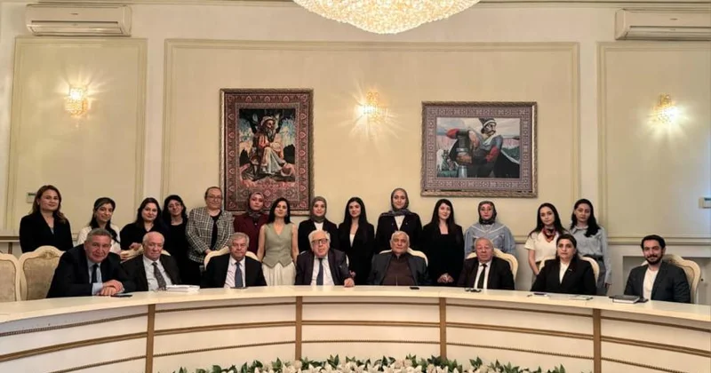 Görüşün sonunda yazıçılar öz kitablarını imzalı şəkildə iştirakçılara hədiyyə ediblər.