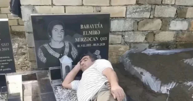 “Anası üçün darıxmış oğul” fotosu: İslamşünas bu hərəkətə nə ad verdi?