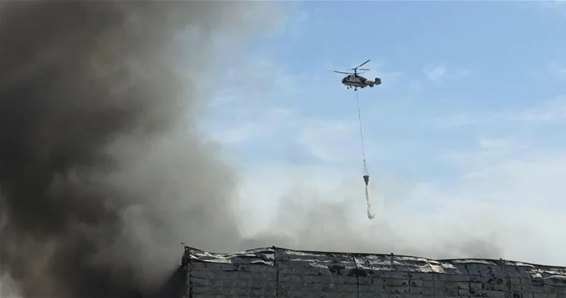 Вертолеты МЧС совершили 45 сбросов воды на горящий склад в Баку ФОТО ВИДЕО ОБНОВЛЕНО