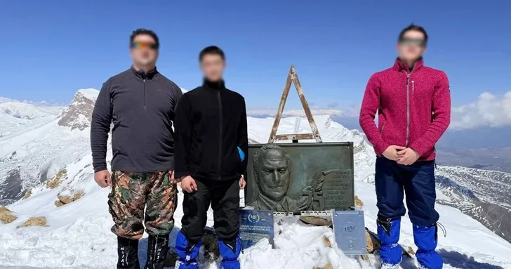 Сотрудники СГБ Азербайджана совершили восхождение на пик Гейдара