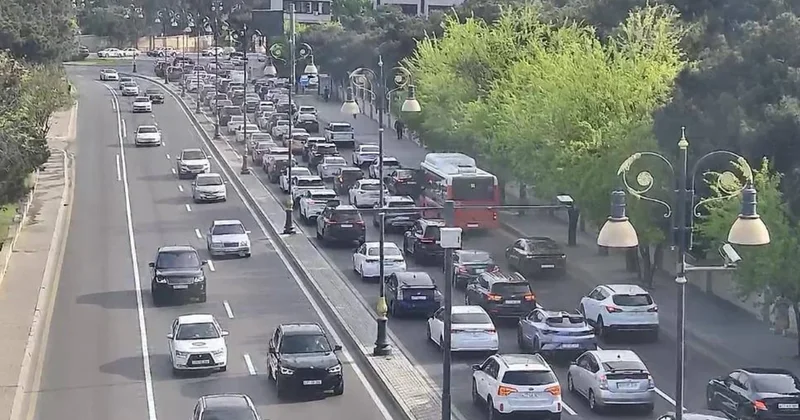В Баку на 14 улицах и проспектах наблюдаются пробки