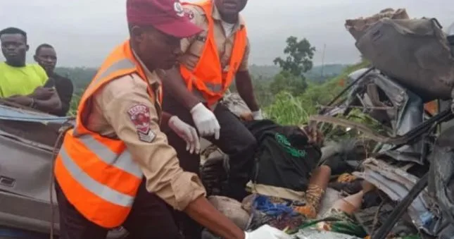 Nigeriyada sərnişin mikroavtobusu körpüdən aşıb