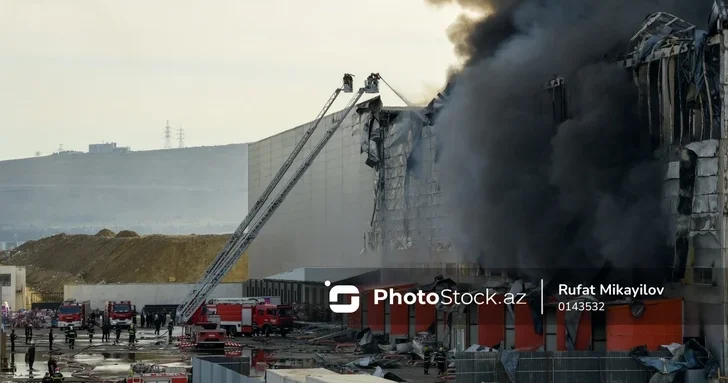 В поселке Локбатан загорелся крупный склад спасатели борются с огнем