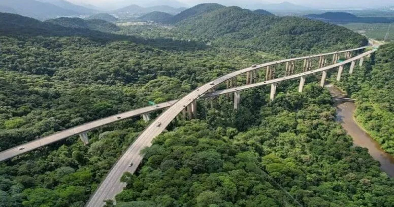 Mühəndislik sərhədlərini aşan yol: Yerdən tam 70 metr hündürlükdə asılı qalıb