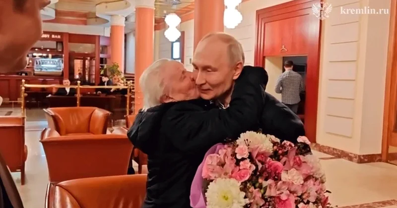 Putindən diqqətçəkən jest: İllər sonra görüşdü Emosional anlar
