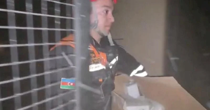 Lökbatanda yanan anbardan mallar çıxarılır Video