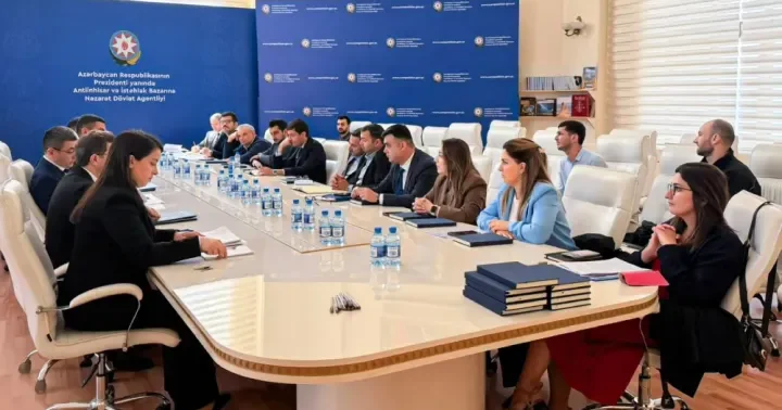 20 yə yaxın avtomobil distribütoru və satıcısının nümayəndələri Dövlət Agentliyində olublar