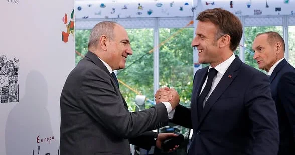 Makron erməni liberal millətçilərinin ən romantik qəhrəman ına çevrilib