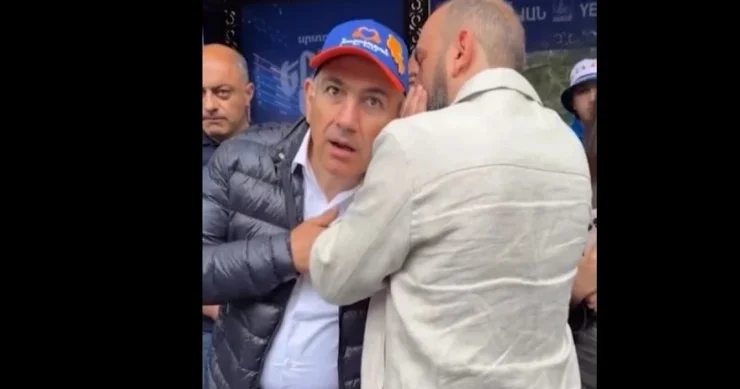 “TÜRKLƏR BU GÜN AÇIRLAR... Mirzoyan Paşinyanın qulağına pıçıldadı və ölkə qarşıdı + VİDEO