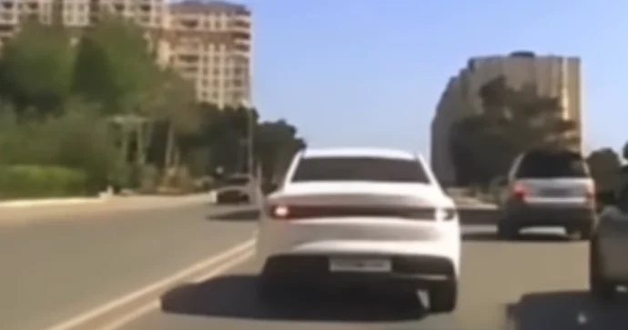 Valideynlər uşağı yola buraxdı; sürücü qəzadan belə qurtuldu VİDEO