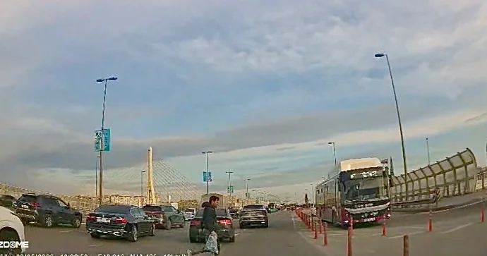 Prospektdə təhlükə: Gənc oğlan maşınların arasından qaçaraq yolu keçdi VİDEO