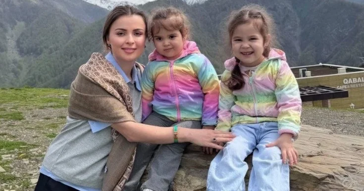 Sevda Yahyayeva qızları ilə Foto