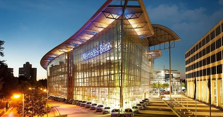 Mercedes Benz Berlindəki bütün avtosalonlarını kanadalı iş adamına satıb