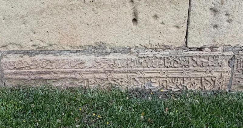 İçərişəhərin qala divarlarında qədim qəbir daşları tapıldı