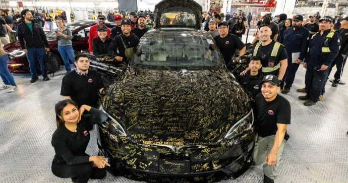 “Tesla” 2 modelin istehsalını dayandırdı FOTOLAR