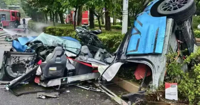 “Zeekr 001” qəzaya düşüb parça parça oldu; sürücü kəmər sayəsində sağ qaldı FOTO