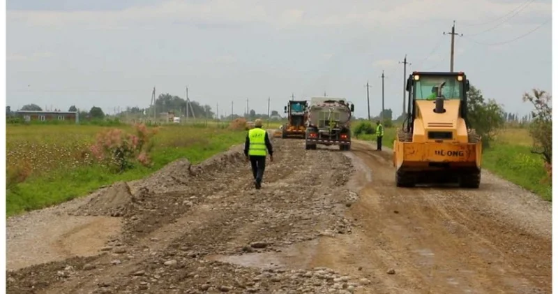 Kürdəmirdə avtomobil yolları yenidən qurulur
