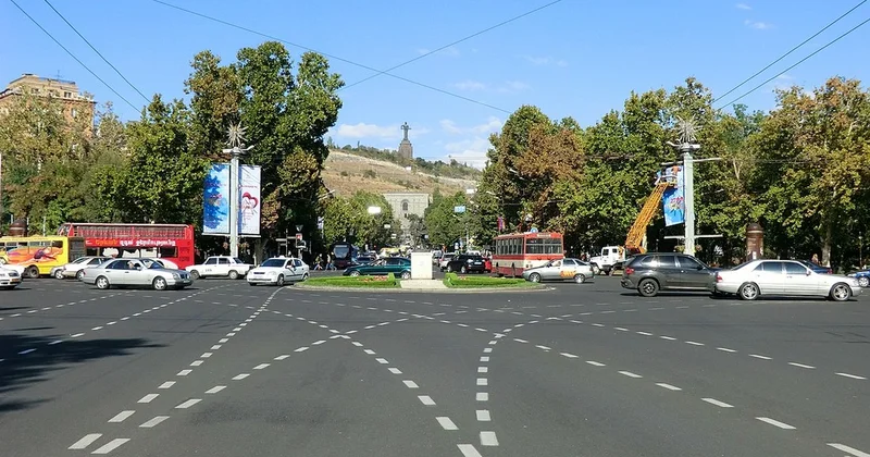 İrəvanda Fransa meydanında Rusiya Günündə təxribat törədildi