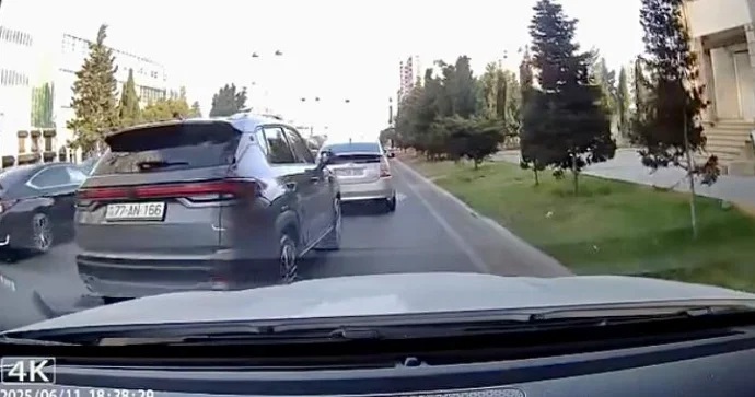 Sağ zolaqdakı maşını sıxışdırıb sürücünün səbrini tükətdi 77 AN 166 VİDEO