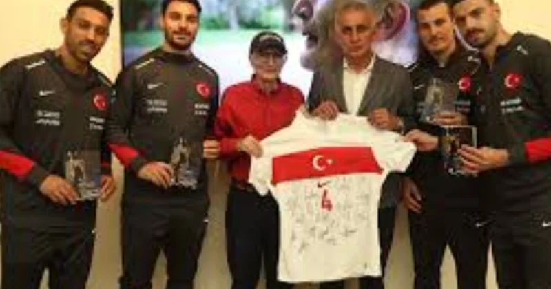 Türkiyə yığması Amerikada Nobel mükafatı almış türkiyəli alimi ziyarət etdi