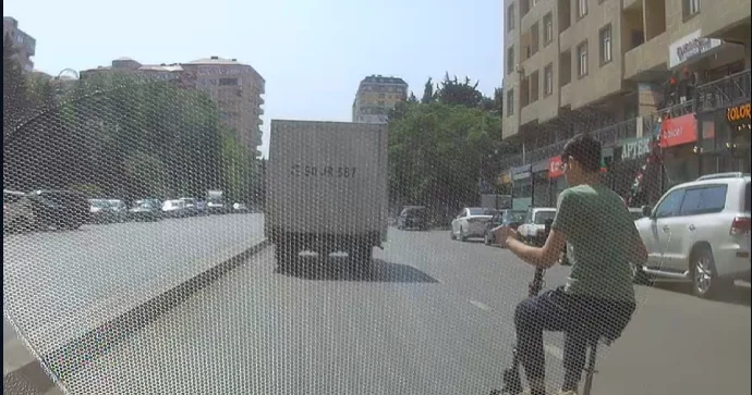 Skuterlə yola çıxan azyaşlı maşının altında qalmaqdan son anda xilas oldu VİDEO