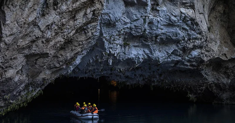Turistlər yeraltı gölü ziyarət etməyə hazırlaşırlar