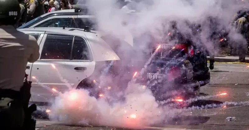 В Сиэтле протестующие атакуют полицию фейерверками Видео