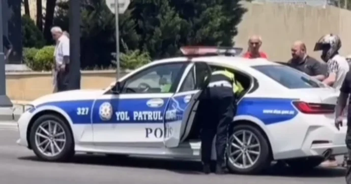 Halı pisləşən qocaya yol polisi kömək etdi VİDEO