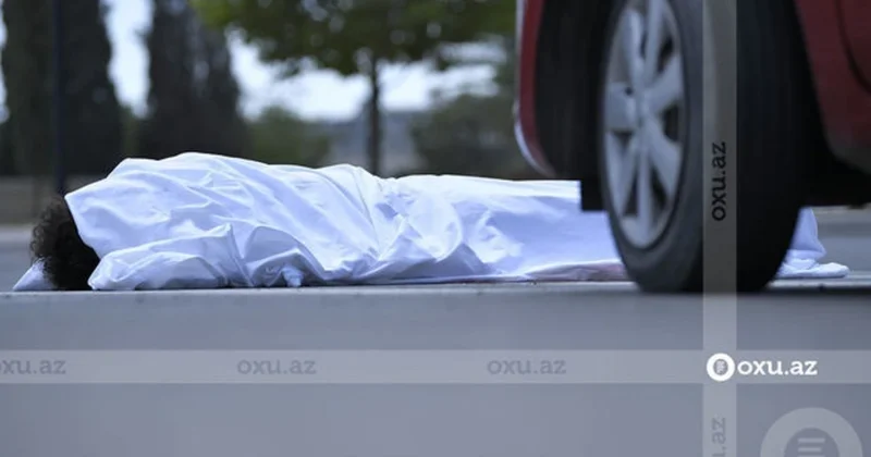 Bakıda yerdə uzanan piyadanın üzərindən avtomobil keçdi