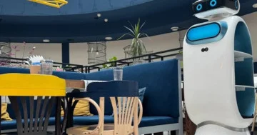 Minsk kafesində robot ofisiant sifarişləri çatdırır...