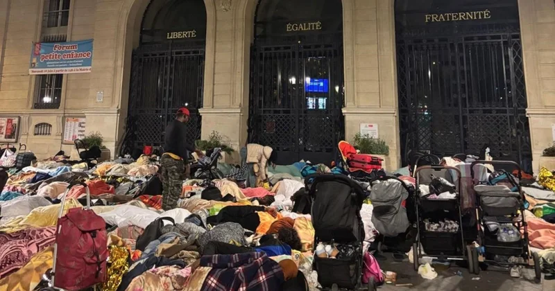Parisdə miqrantlar meriyanın qarşısına toplaşaraq sığınacaq tələb edirlər