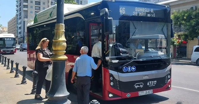 BakuBus dan istifadə edənlərin nəzərinə Avtobus 20 25 dəqiqədən gec gələrsə...