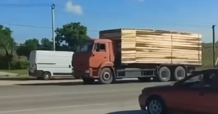 ​Ruslar Krıma benzin daşımaq üçün bu yola əl atır VİDEO