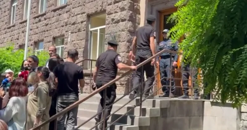 К зданию ЦИК Армении стянули силовиков Minval Politika